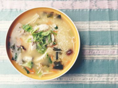 Ev yapımı pirinç çorbası ile sebze ve kral balık beyaz kase. Tay tarzında gıda.