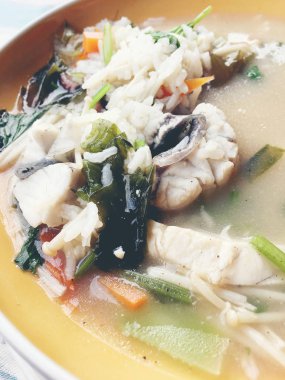 Ev yapımı pirinç çorbası ile sebze ve kral balık beyaz kase. Tay tarzında gıda.