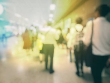 Havaalanı salonu bulanık insanlar. Seyahat kavramı