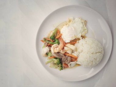 Fesleğen ekleyin sahanda yumurta ve pirinç tavada kızartılmış domuz ile tepesinde