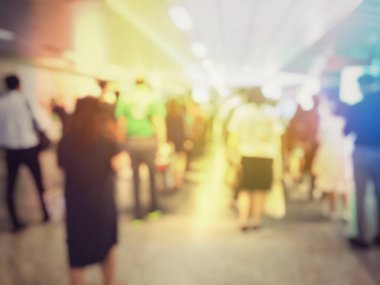 Havaalanı salonu bulanık insanlar. Seyahat kavramı