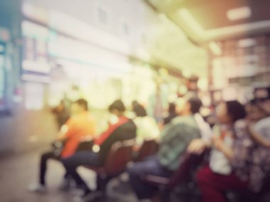 Havaalanı salonunda bulanık meşgul insanlar