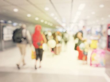 Havaalanı salonunda bulanık meşgul insanlar