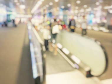 Havaalanı salonunda bulanık meşgul insanlar