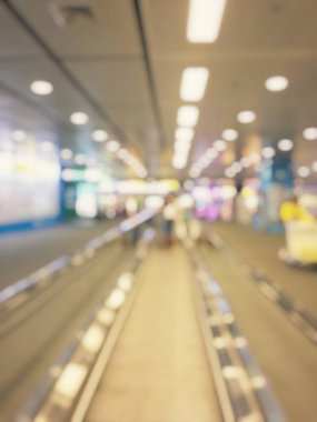 Havaalanı salonunda bulanık meşgul insanlar