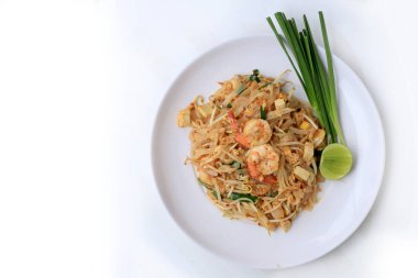 Tay tarzı noodle, tampon Tay, tavada kızartılmış Pirinç Noodle karides ile beyaz arka plan üzerinde beyaz tabakta sebze ile servis yapın. Tayland'ın ulusal ana yemek biri. Tayland popüler gıda.