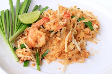 Pad Thai, tavada kızartılmış Pirinç Noodle ile beyaz tabak karides ile slayt limon ve yeşil sebze. Tayland'ın ulusal ana yemek biri. Tayland popüler gıda. Tayland kızarmış noodle