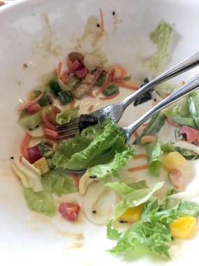 Sezar salatası sebze ve Yeşiller içinde ile beyaz darbe yedikten sonra kirli bulaşık