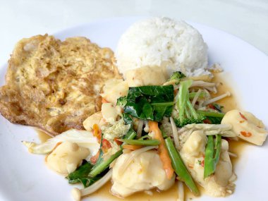 Tofu sebze sos sos ile Çin tarzında ve Tay tarzı omlet beyaz tabak pirinç ile arka plan üzerine ilave edin. Vejetaryen yiyecekler, sağlıklı gıda.