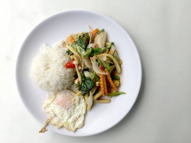 Beyaz arka plan üzerinde beyaz plaka karışımı sebze sos sos ve Tay tarzında kızarmış yumurta ile karıştırın. Vejetaryen yiyecekler, sağlıklı gıda.