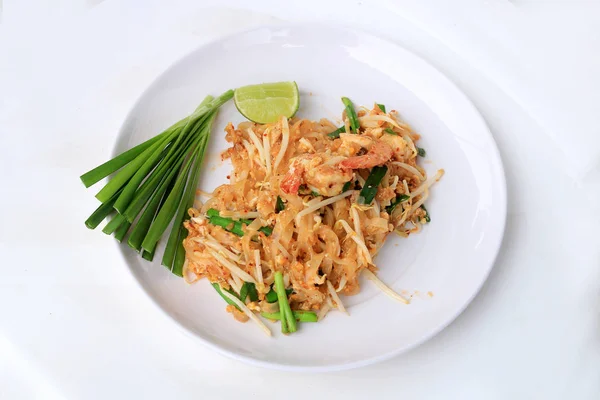 Almohadilla Tailandesa Fideos Arroz Fritos Con Camarones Plato Blanco Con — Foto de Stock