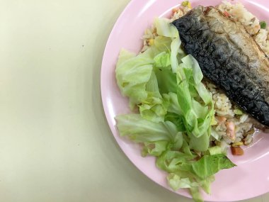 Sebze kızarmış pilav pembe yemek masada soya soslu ızgara saba ile servis.