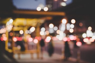 gece vakti, gece sokak ışıkların ufuk çok renkli bokeh ile yolda genel bir otobüs otobüs istasyonunda bir şehir sokak ile otobüs yolcu wating bulanık görüntü. Bangkok, Tayland