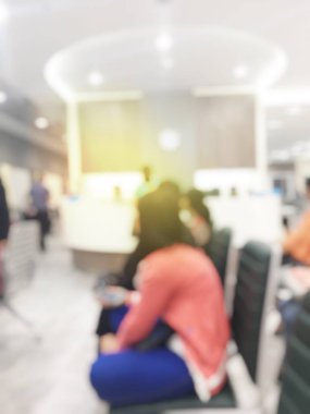 İnsan uçuş için bekleyen Havaalanı salonunda bulanık görüntü