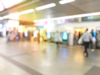 Havaalanı salonunda bulanık meşgul insanlar