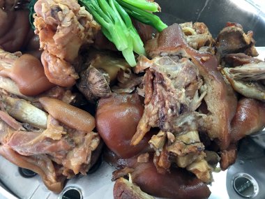 Demlenmiş domuz bacak 