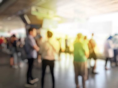 Havaalanı salonunda bulanık meşgul insanlar