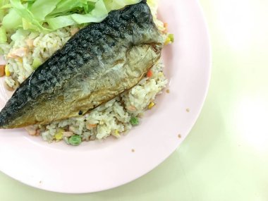 Sebze kızarmış pilav pembe yemek masada soya soslu ızgara saba ile servis.