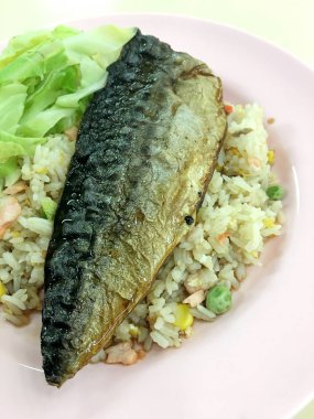 Sebze kızarmış pilav pembe yemek masada soya soslu ızgara saba ile servis.