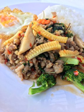 pirinç ve beyaz zemin üzerine kızarmış yumurta yeme Fesleğenli kızarmış kıyılmış domuz karıştırın. Tayland Gıda.