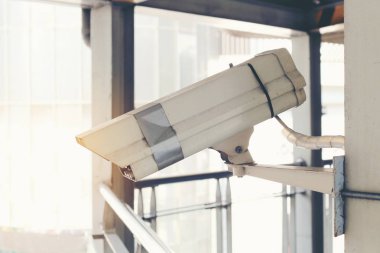 Trafik yakın güvenlik kamera gözetim (Cctv) Bangkok çevresindeki sokaklarda birlikte yüklenir. Araba trafik ve güvenlik izleme sistemi izlemek ve güvenli hale getiriyoruz