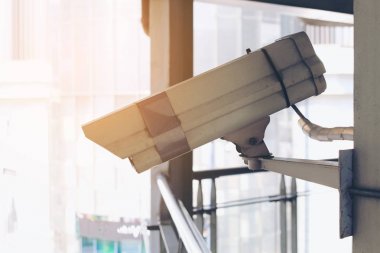 Trafik yakın güvenlik kamera gözetim (Cctv) Bangkok çevresindeki sokaklarda birlikte yüklenir. Araba trafik ve güvenlik izleme sistemi izlemek ve güvenli hale getiriyoruz