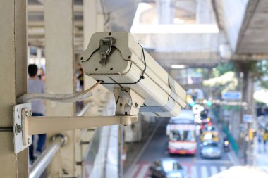 Araba trafik sıkışıklığı ve güvenlik izleme sistemi üzerinde trafik sıkışıklığı ile büyük şehirde sokak yol izlemek için yolda trafik güvenlik kamera gözetim (Cctv) kapatın. Vintage sesi.