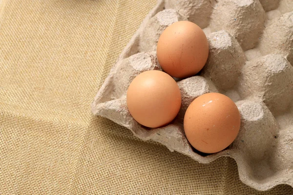 新鲜的鸡肉鸡蛋在三十盒纸和有空的空间为鸡蛋在奶油织物的背景 — 图库照片