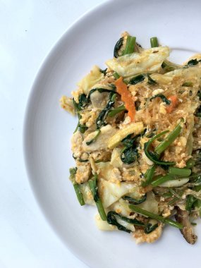 Kuru sukiyaki sukiyaki soslu Karışık sebzeli erişte beyaz arka plan üzerinde beyaz tabak içinde hiç et yok kızarmış. Sağlıklı ve vejetaryen gıda.