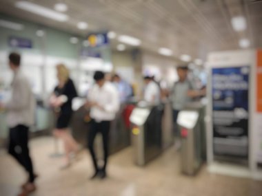 Tren istasyonunda bekleyen bulanık insanlar yetiştirmek. Seyahat kavramı