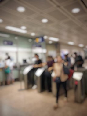 Tren istasyonunda bekleyen bulanık insanlar yetiştirmek. Seyahat kavramı