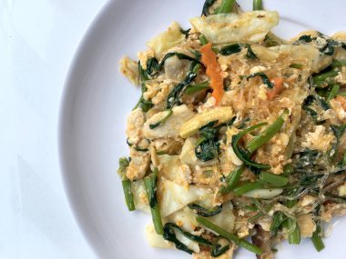 Kuru sukiyaki sukiyaki soslu Karışık sebzeli erişte beyaz arka plan üzerinde beyaz tabak içinde hiç et yok kızarmış. Sağlıklı ve vejetaryen gıda.