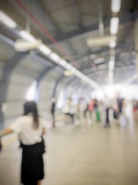 Tren istasyonunda bekleyen bulanık insanlar yetiştirmek. Seyahat kavramı