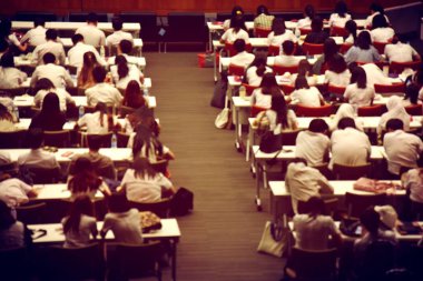 Eğitim kavramı, arka plan bulanık görüntü okuyan öğrenciler ve iş soyut ve büyük salonu meslek seminer ekran ve bilgi göstermek için projektör ile tartışmak.