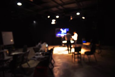 Stüdyodaki insanların geçmişi bulanık