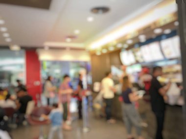 Havaalanı salonunda bulanık meşgul insanlar