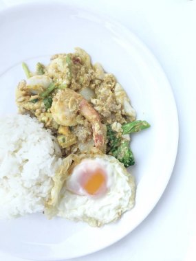 Fesleğen ekleyin sahanda yumurta ve pirinç tavada kızartılmış domuz ile tepesinde