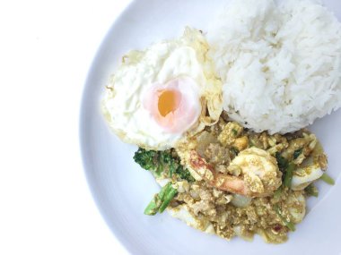 Fesleğen ekleyin sahanda yumurta ve pirinç tavada kızartılmış domuz ile tepesinde