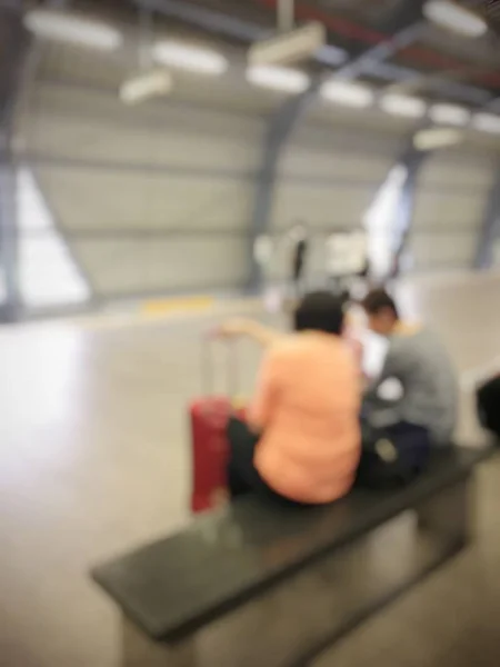 Des Gens Flous Dans Gare Attendant Train Concept Voyage — Photo