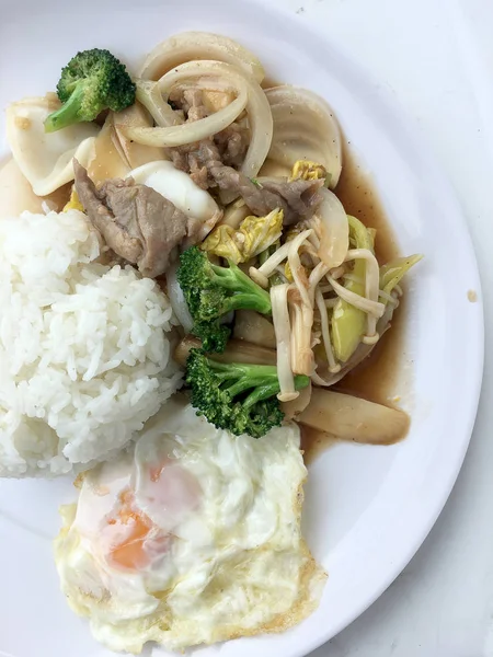 泰国菜 油炸五颜六色的蔬菜 花椰菜 蘑菇与肉在白色的盘子与大米和煎蛋在白色的背景 泰国风味食品在快速街餐厅 — 图库照片