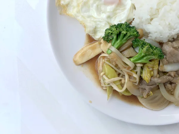 Masakan Thailand Sayuran Goreng Bawang Bombay Brokoli Jamur Dengan Daging — Stok Foto