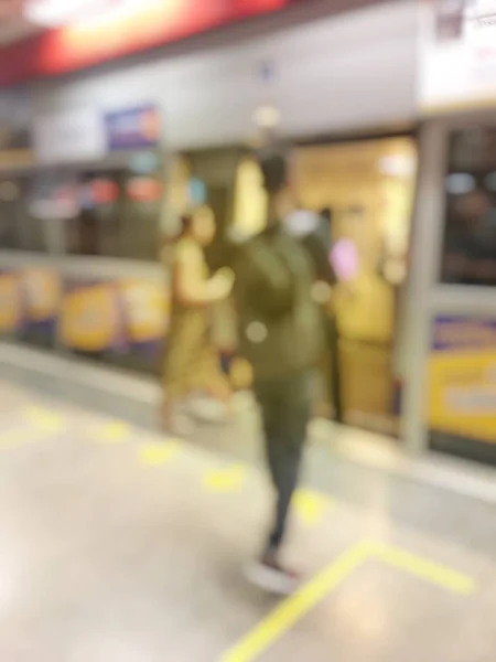 Des Gens Flous Dans Gare Attendant Train Concept Voyage — Photo