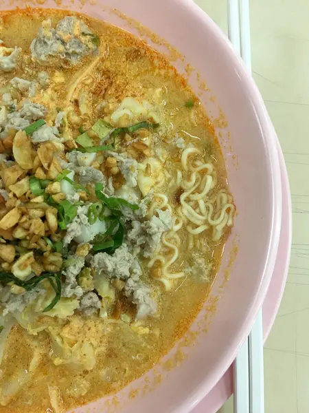 Çin Şehriye Pembe Bir Kâse Tom Yum Goong Çorba Kırmızı — Stok fotoğraf