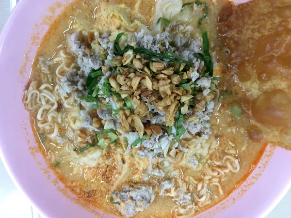 Mangkuk Merah Muda Mie Cina Instan Sup Goong Tom Cabai — Stok Foto