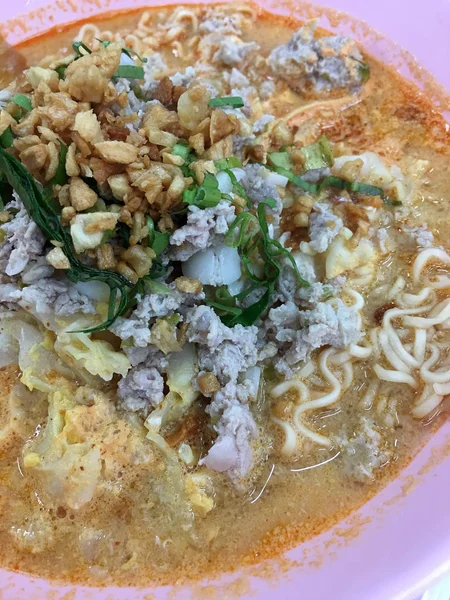 インスタント ラーメンのピンクのボウル Yum Goong スープ赤唐辛子はピーマンします タイ風料理 — ストック写真