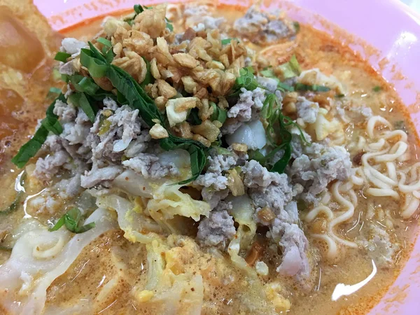 インスタント ラーメンのピンクのボウル Yum Goong スープ赤唐辛子はピーマンします タイ風料理 — ストック写真