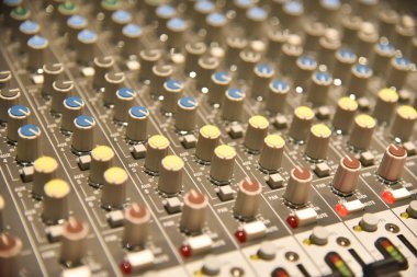 Dijital ses ses karıştırıcı ve amplifikatör ekipman veya müzik karıştırıcı ekolayzer konsolunda kapatın. Ses teknisyeni ses karıştırıcısı ekolayzer denetimi arka plan için. Stüdyo müzik kayıt konsepti