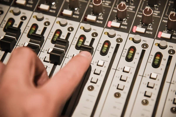 Close Handen Van Geluidstechnicus Audiomixer Controller Voor Live Muziek Studio — Stockfoto