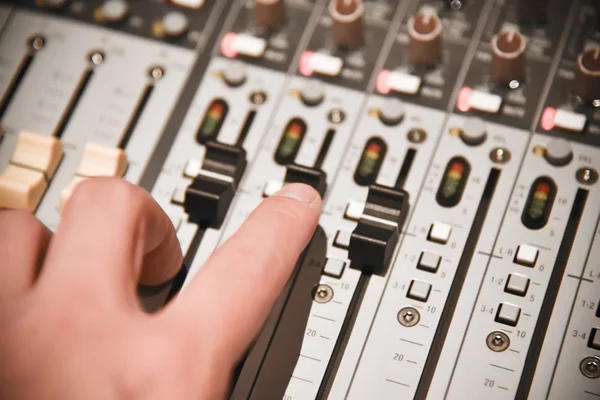 Close Handen Van Geluidstechnicus Audiomixer Controller Voor Live Muziek Studio — Stockfoto