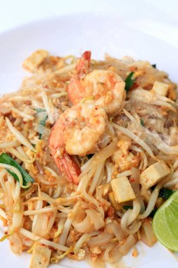 Tay tarzı noodle, tampon Tay, tavada kızartılmış Pirinç Noodle karides ile beyaz arka plan üzerinde beyaz tabakta sebze ile servis yapın. Tayland'ın ulusal ana yemek biri. Tayland popüler gıda.